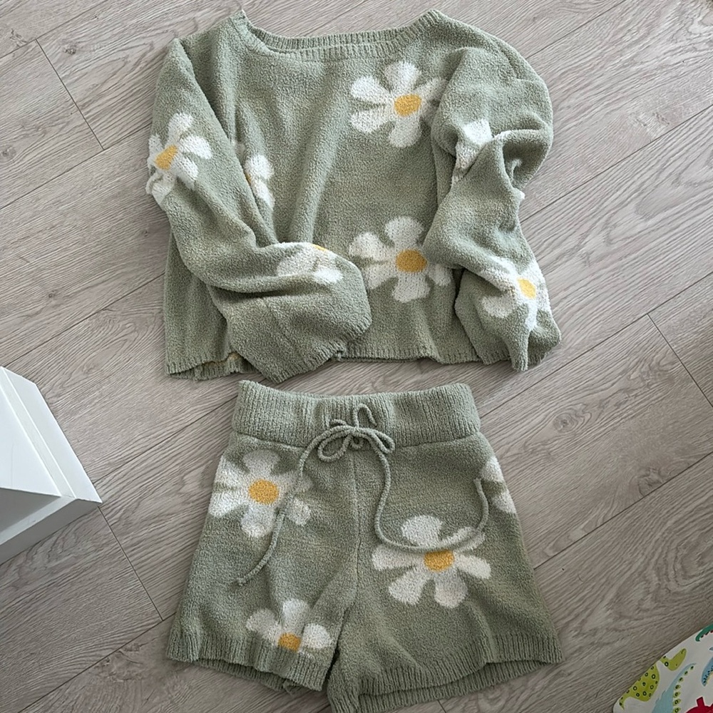 Sadie & Sage Green Floral Sweater